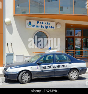 Stazione di polizia italiana con auto Polizia Municipale parcheggiata fuori Polignano a Mare, Provincia di Bari, Puglia, Mare Adriatico, Italia Foto Stock