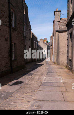 Stromness strada principale su un soleggiato lunedì pomeriggio in Estate Foto Stock