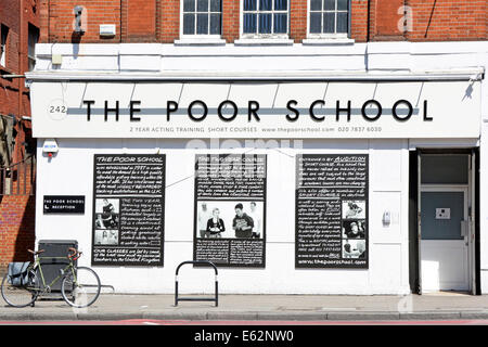 La scuola di poveri e un laboratorio di teatro scuola di dramma in alzato frontale Foto Stock