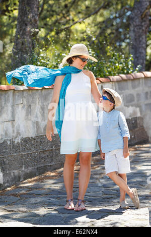 Giovane madre e suo figlio giocare all'aperto in città Foto Stock