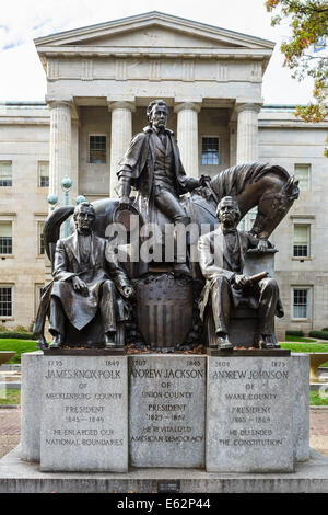 Statua di tre NC presidenti degli Stati Uniti nella parte anteriore del North Carolina State Capitol Building, Raleigh, North Carolina, STATI UNITI D'AMERICA Foto Stock