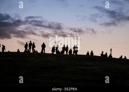 Londra, Inghilterra - Agosto 10th, 2014 Folla guardando da Primrose Hill, aspettando il Supermoon a comparire Foto Stock