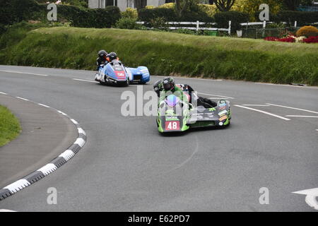 Deborah Barron e Karl Schofield alla guida delle loro Ireson Kawasaki outfit sull' Isola di Man di montagna del corso, durante il 2014 TT. Foto Stock