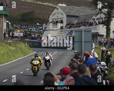 Paolo Duckett e Rafael Paschoalin passando Creg ny Baa durante la prima gara di Superbike dell'Isola di Man gare TT 2014. Foto Stock