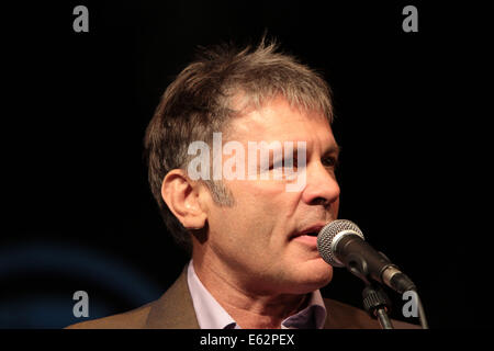 Londra, Regno Unito. 12 Ago, 2014. Iron Maiden di Bruce Dickenson assiste quest'anno 2014 Great British Beer Festival in London Kensington Olympia con la sua propria brew 'Trooper Birra" e annuncia questo anno vincendo la birra Credito: Theodore Liasi/ZUMA filo/Alamy Live News Foto Stock