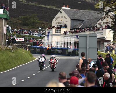 Lee Johnston (sinistra) e Dan Stewart equitazione Honda Superbike, passando Creg ny Baa durante l'Isola di Man gare TT 2014. Foto Stock