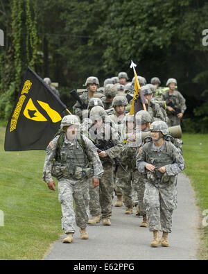 Punto ad ovest di New York, Stati Uniti d'America. 12 Ago, 2014. Nuovo cadetti marzo indietro dalla Bestia caserma di Camp Buckner per l'Accademia Militare degli Stati Uniti a West Point, New York. Il 12-Mile marzo torna a West Point ha segnato la fine del Cadet la formazione di base per la classe del 2018. Credito: Tom Bushey/ZUMA filo/Alamy Live News Foto Stock