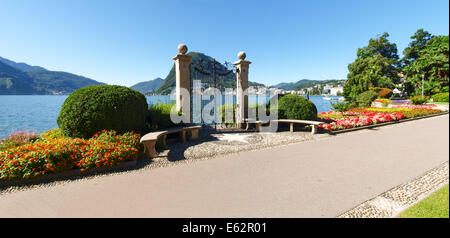 Lugano, Svizzera - Luglio 31, 2014: Immagini del golfo di Lugano e il parco Ciani, parco botanico della città. Il cancello al lago o Foto Stock