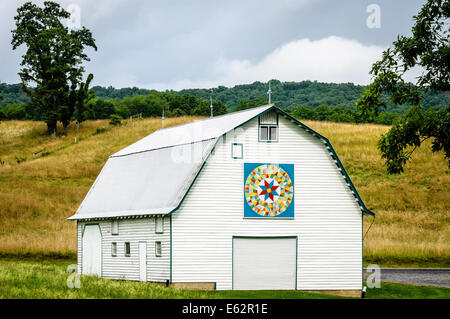 Fienile su quilt White Barn Olandese, Lindside, West Virginia Foto Stock