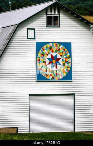 Fienile su quilt White Barn Olandese, Lindside, West Virginia Foto Stock