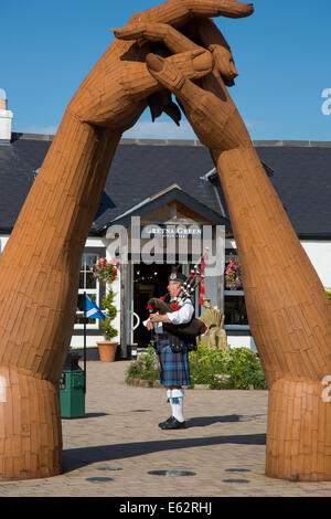 Scottish piper presso il vecchio fabbro del negozio a Gretna Green Dumfries And Galloway, Scotland, Regno Unito Foto Stock