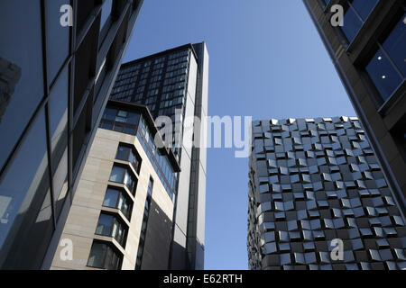 I City Lofts e l'alto skyline di Sheffield City Center Inghilterra, ospitano un complesso architettonico a torre, parcheggio Q-Park Foto Stock