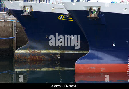 Due di trasformazione del pesce barche nel porto di Kyle di Localsh Foto Stock