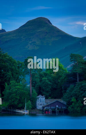 La sera si affaccia sulla darsena Derwentwater, nel distretto del lago, Cumbria, Inghilterra Foto Stock