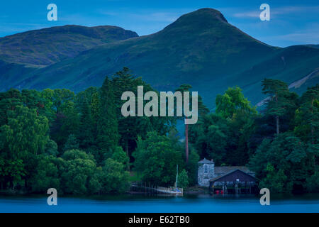 La sera si affaccia sulla darsena Derwentwater, nel distretto del lago, Cumbria, Inghilterra Foto Stock