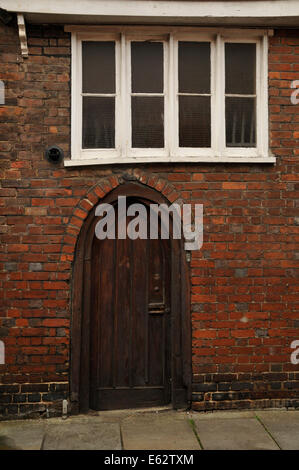 Portale ad arco e finestra, Dorking. Surrey in Inghilterra Foto Stock