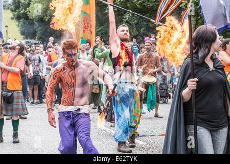 Edinburgh Festival di Jazz e sfilata di Carnevale 2014. Luglio annuale evento prima il Festival di Edimburgo e inizio della frangia. Beltane Fire Foto Stock