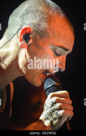 Londra, Regno Unito. 12 Ago, 2014. Il cantante Sinead O'Conner live at Roundhouse,Camden,Londra su Martedì 12 Agosto 2014..ha dedicato questo concerto a Robin Williams. Credito: Jerry Tremaine/Alamy Live News Foto Stock