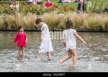 Edimburgo - estate in St Andrews Square. I bambini giocano nella fontana pond. Foto Stock