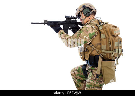 Soldato con il fucile da cecchino o ,isolati su sfondo bianco Foto Stock