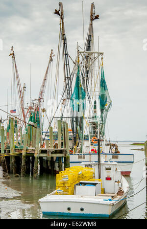 Barche da pesca preparare la testa fuori per una cattura nei pressi di Charleston Foto Stock