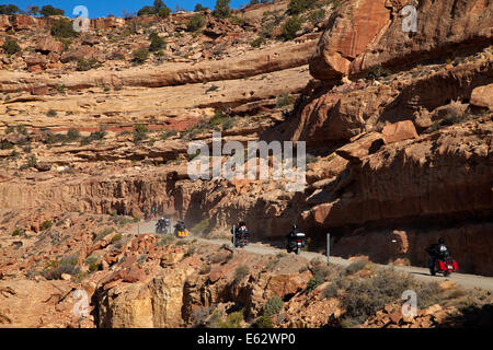 Moto touring gruppo su Moki Dugway (o Mokee Dugway) switchback road, arrampicata Cedar Mesa, San Juan County, Utah, Stati Uniti d'America Foto Stock