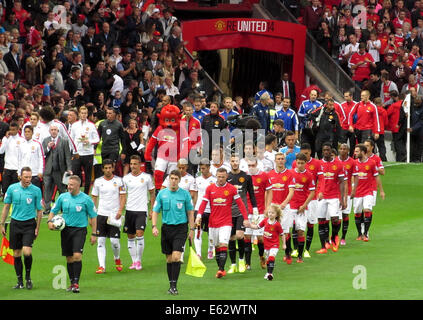 Manchester, Regno Unito. 12 Ago, 2014. Riunificata14 - Manchester United v Valencia. La prima partita in casa per i nuovi manager Louis van Gaal e il finale di stagione pre attrezzatura prima del 2014/15 soccer stagione - Old Trafford, Manchester, Inghilterra il 12 agosto 2014 nella foto - i giocatori sono condotti fuori dal capitano Wayne Rooney. Credito: KEITH MAYHEW/Alamy Live News Foto Stock