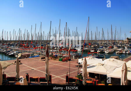 Barca porto sul Mar Mediterraneo a Herzliya che è vicino a Jaffa, Tel Aviv in Israele. Foto Stock