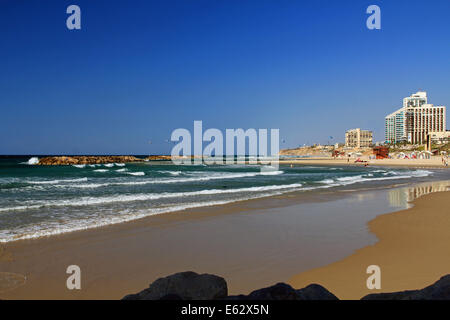 Il kite surf sul Mare Mediterraneo in Israele con gli alberghi lungo la spiaggia. Foto Stock
