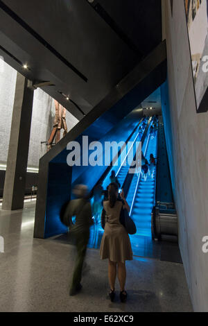 Manhattan, New York. Escalator in 9/11 memorial Foto Stock