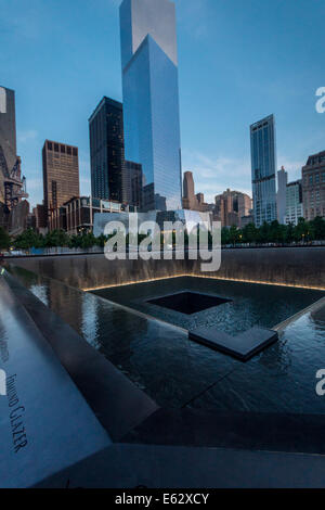 Manhattan, New York. I grattacieli e le loro riflessioni in 9/11 fontana commemorativa a "ground zero" Foto Stock