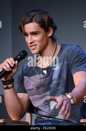 New York, NY, STATI UNITI D'AMERICA. 12 Ago, 2014. Brenton Thwaites nel-l'aspetto del negozio per soddisfare i registi: il donatore, il negozio Apple Store Soho di New York, NY Agosto 12, 2014. Credito: Derek Storm/Everett raccolta/Alamy Live News Foto Stock