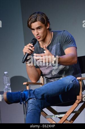 New York, NY, STATI UNITI D'AMERICA. 12 Ago, 2014. Brenton Thwaites nel-l'aspetto del negozio per soddisfare i registi: il donatore, il negozio Apple Store Soho di New York, NY Agosto 12, 2014. Credito: Derek Storm/Everett raccolta/Alamy Live News Foto Stock