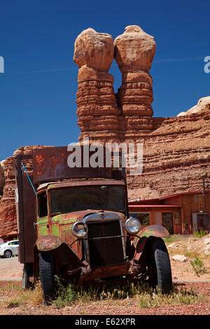 Navajo scogli gemelli, e abbandonata Chevrolet carrello, da scogli gemelli Trading Post, Bluff, San Juan County, Utah, Stati Uniti d'America Foto Stock