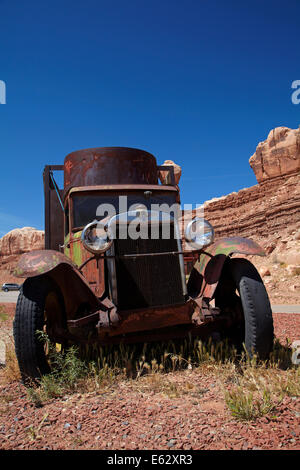 Abbandonata la Chevrolet carrello, da scogli gemelli Trading Post, Bluff, San Juan County, Utah, Stati Uniti d'America Foto Stock