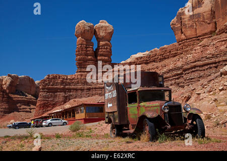 Navajo scogli gemelli, abbandonata la Chevrolet carrello e Twin Rocks Trading Post, Bluff, San Juan County, Utah, Stati Uniti d'America Foto Stock