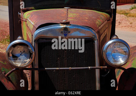 Abbandonata la Chevrolet carrello, da scogli gemelli Trading Post, Bluff, San Juan County, Utah, Stati Uniti d'America Foto Stock