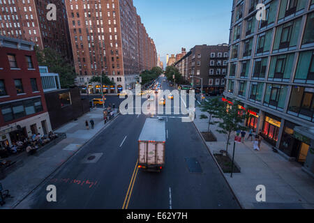 Manhattan, New York. Una strada al tramonto, come visto dalla linea alta park. Foto Stock