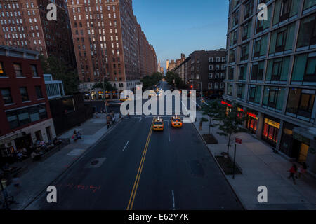 Manhattan, New York. Una strada al tramonto, come visto dalla linea alta park. Foto Stock