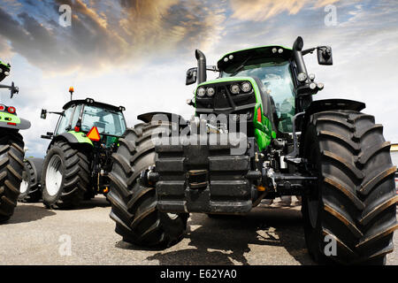 Giant trattori agricoli on line-up Foto Stock