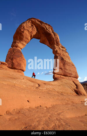 Delicate Arch (65 FT / 20 m di altezza iconico punto di riferimento dello Utah), e turistico, Arches National Park, vicino a Moab, Utah, Stati Uniti d'America Foto Stock