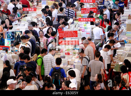 Shanghai, Cina. 13 Ago, 2014. La gente visita il 2014 Shanghai Fiera del libro di Shanghai, Cina orientale, Agosto 13, 2014. La fiera del libro è stata aperta Mercoledì, visualizzazione 150.000 tipi di libri. © Ding Ting/Xinhua/Alamy Live News Foto Stock