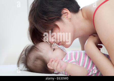 Mamma e Bambino giacente sul letto Foto Stock