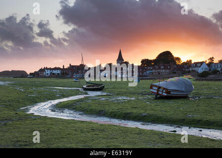 Sunset over Bosham vicino a Chichester nel West Sussex, in Inghilterra, Regno Unito Foto Stock