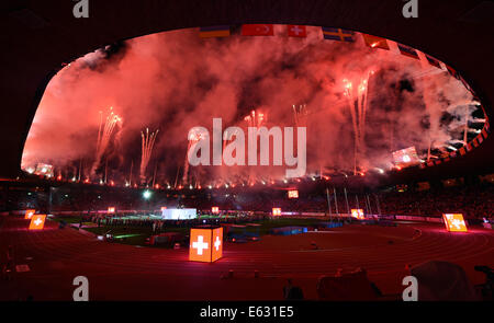 Zurigo, Svizzera. 12 Ago, 2014. Un fuochi d'artificio al primo giorno del Campionato Europeo di Atletica in Letzigrund a Zurigo, Svizzera, 12 agosto 2014. Foto: Rainer Jensen/dpa/Alamy Live News Foto Stock