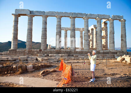 Sounion tempio di Poseidone e di un turista Foto Stock