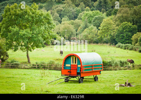 Tradizionale Gypsy Caravan in campagna Foto Stock