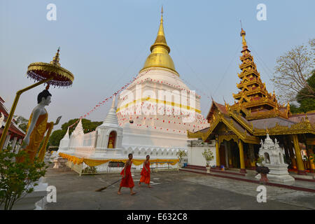 Lampang, Tailandia - 11 Febbraio 2014: i monaci buddisti al Wat Phra Kaew don Tao in Lampang, Thailandia Foto Stock