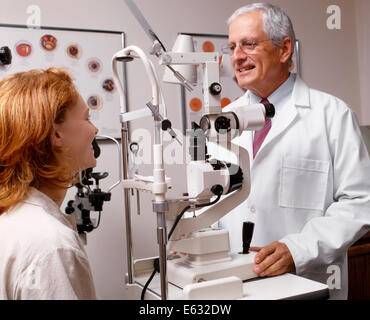 I vecchi all'ottico optometrista esaminando Occhi di donna Foto Stock