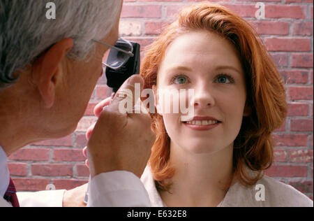 Maschi più anziani all'ottico optometrista esaminando Occhi di donna CLOSEUP Foto Stock